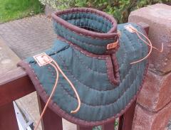 Nákrčník základní s vázáním  pro uchycení zbroje.